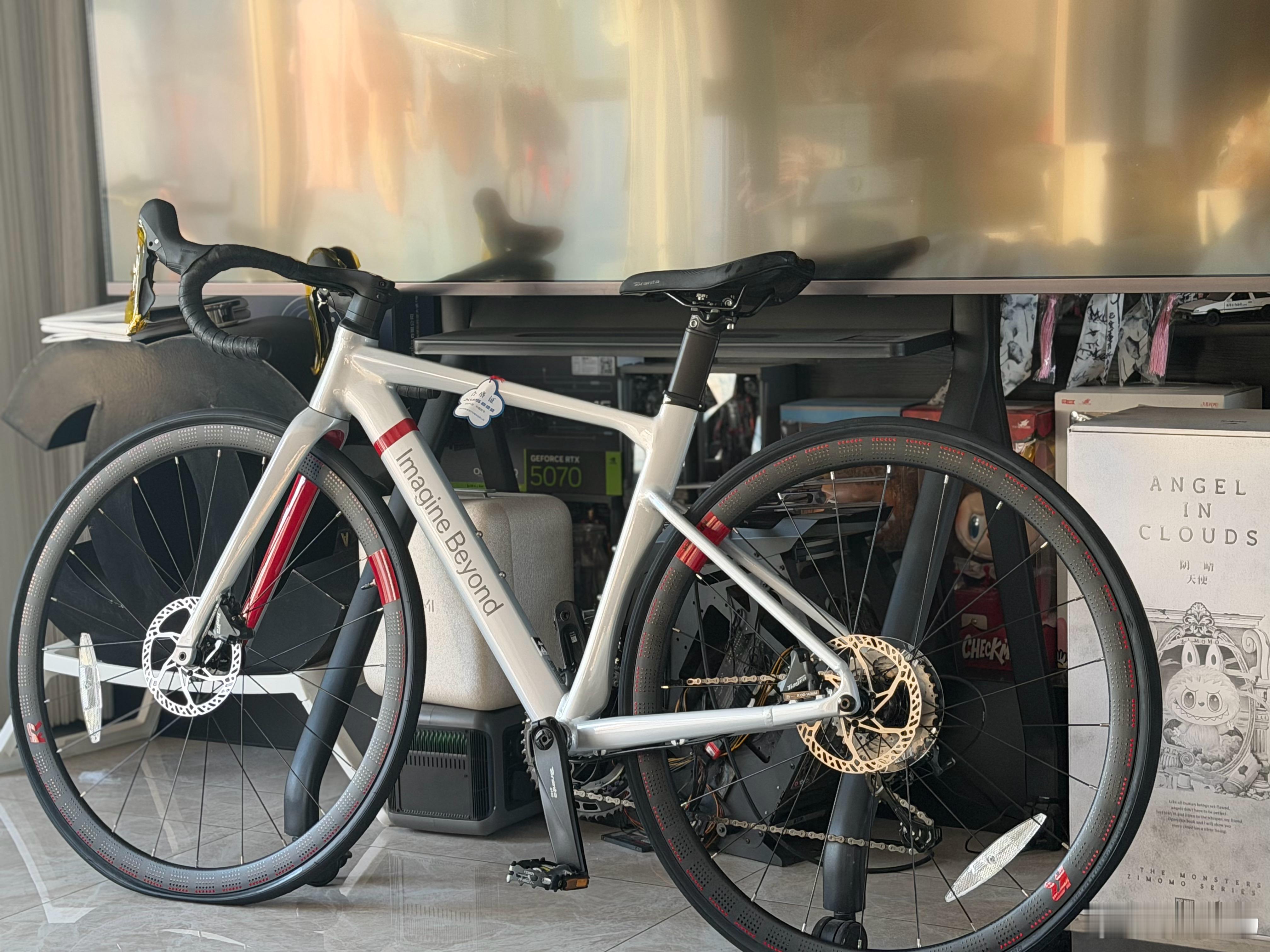 极氪极氪出发 绿色出行，感谢至于路边的蚂蚁，我骑的时候尽量避开你们搬家，迁移 