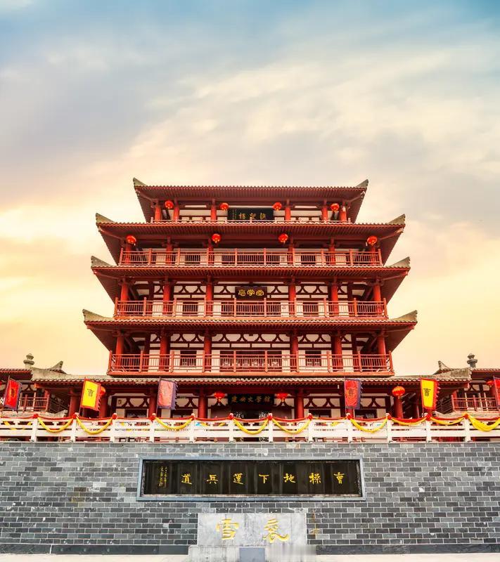 曹操被当成千古奸臣，主要是受传统观念和文学作品影响。传统意义上，奸臣是阴险狡诈、