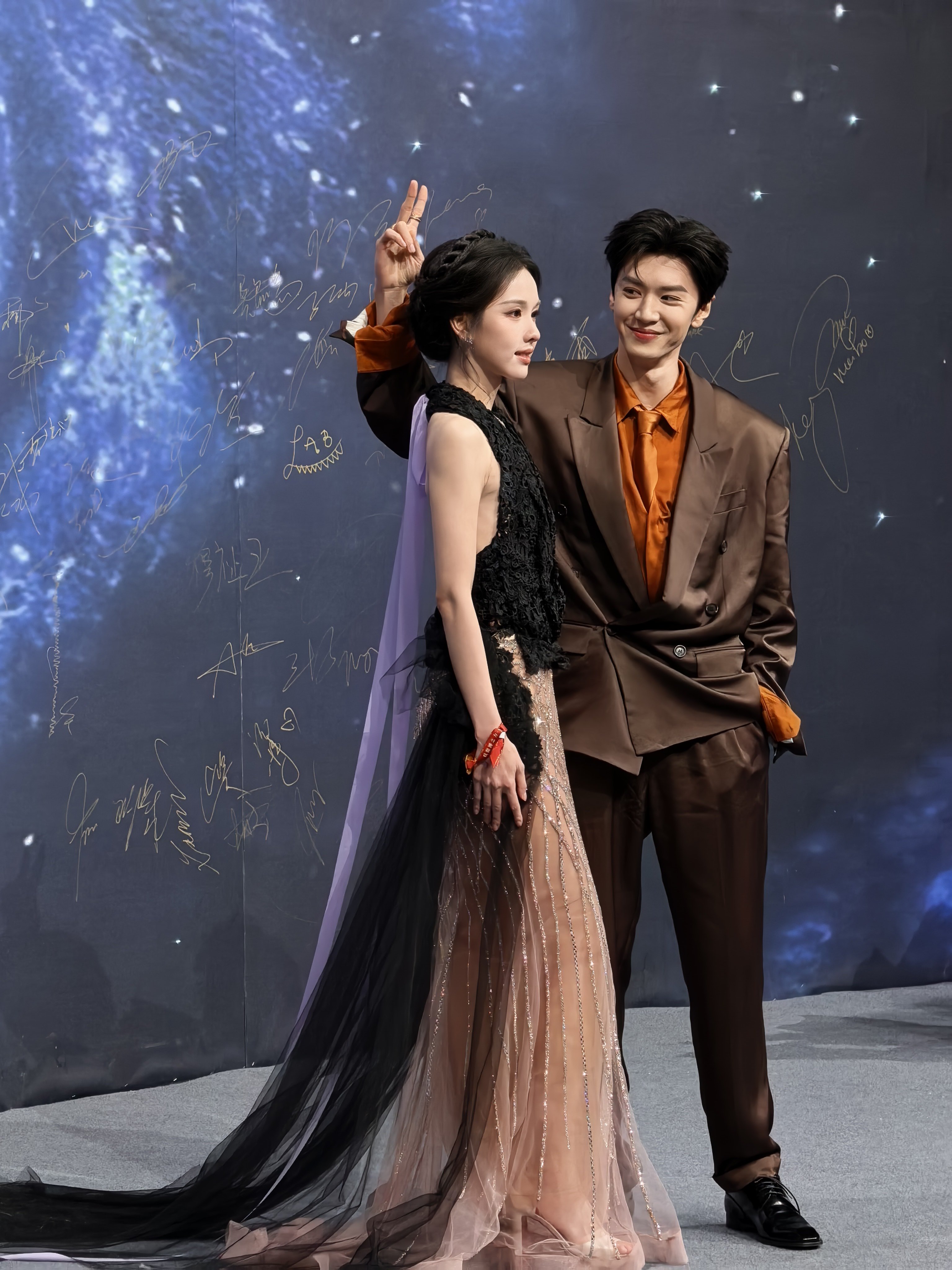 陈哲远在陈都灵背后悄悄比耶✌有亿点点好嗑陈哲远在陈都灵背后比耶微博之夜红毯陈哲远