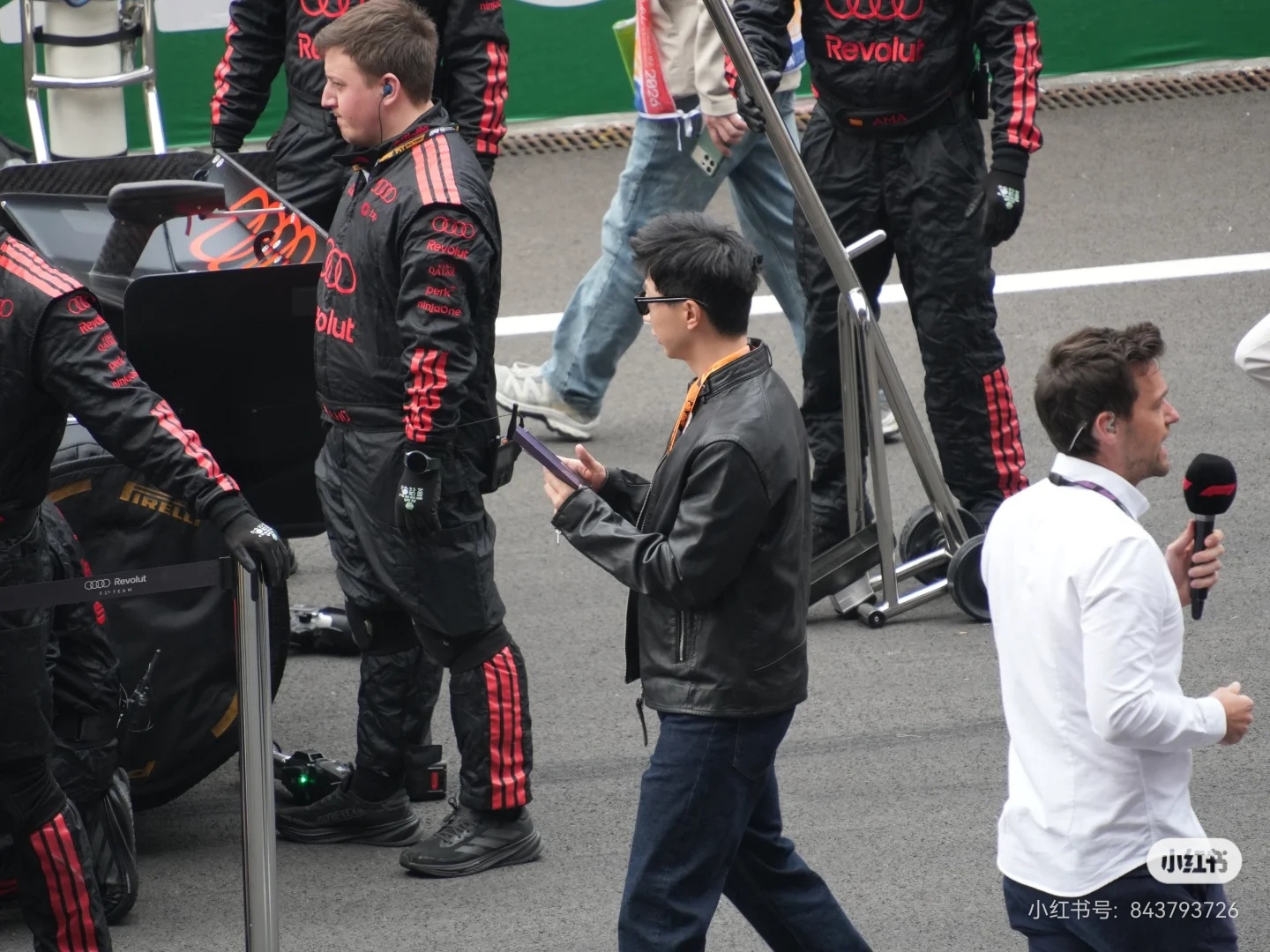 奥迪英杰汇体育大使马龙  在赛道上马龙和奥迪F1领队乔纳森 惠特利也合影了👏?
