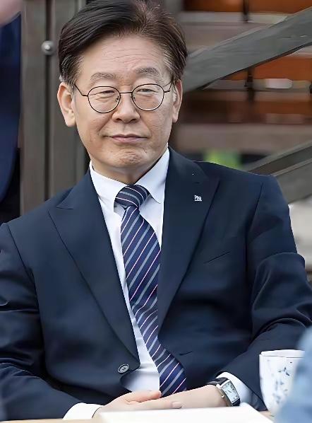 李在明确实很聪明，他直言不讳地说，我们和美国是军事同盟关系，经济关系也在不断深化