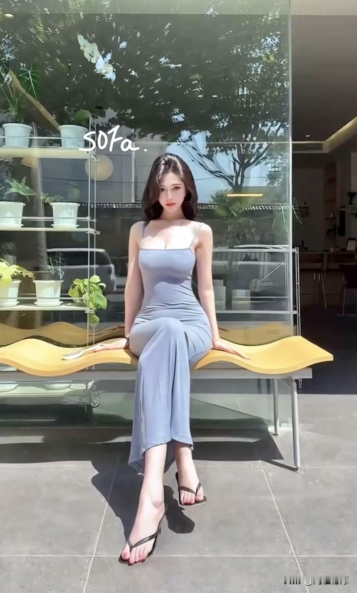 在阳光正好的清新午后，一条浅蓝连衣裙就是优雅气质的最佳诠释。自带降温滤镜的浅蓝，