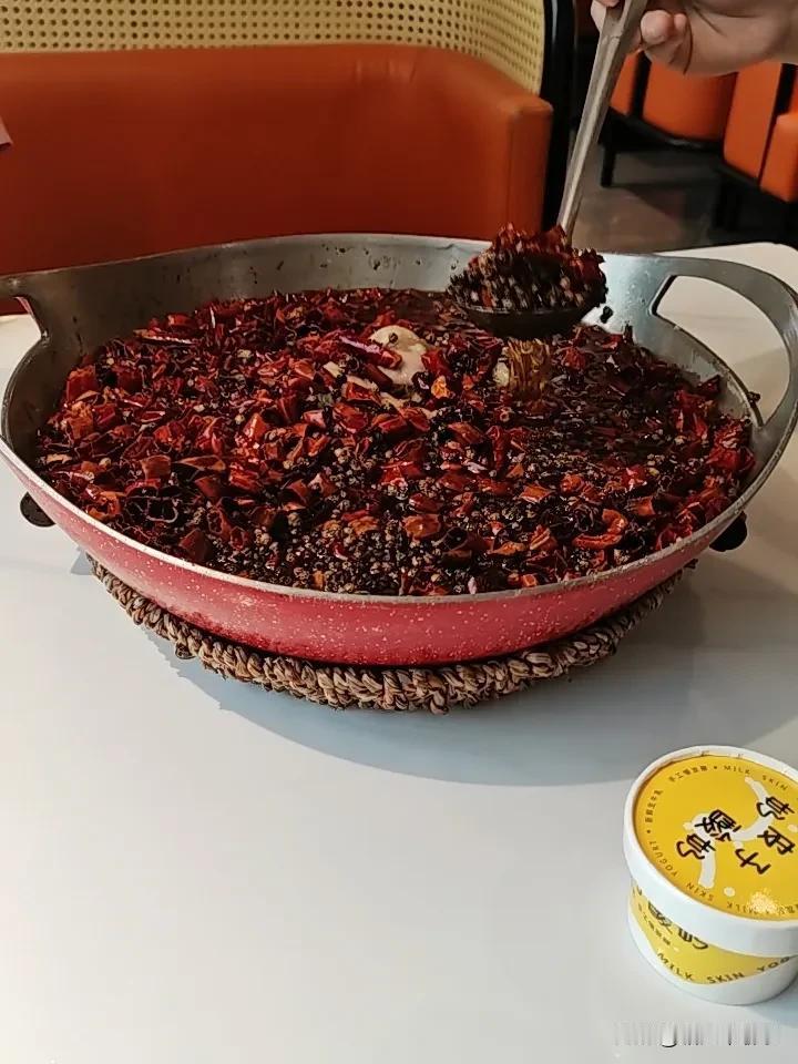 因为需要
搬到一个临时住处
临时
就懒得做饭
从上月4号
到这个月4号
在家旁边