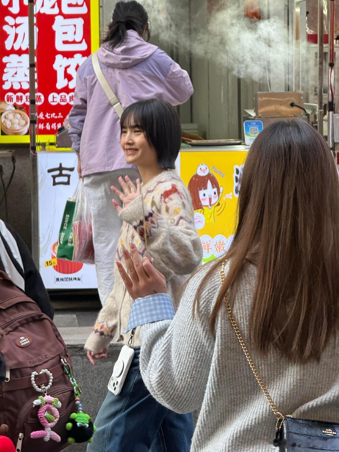 网友南昌偶遇杨丞琳南昌街头偶遇杨丞琳南昌街头偶遇杨丞琳，她在街边看小吃的样子好真