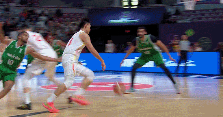 赵睿连得五分，然后被对手拉了一把…… ​​​
