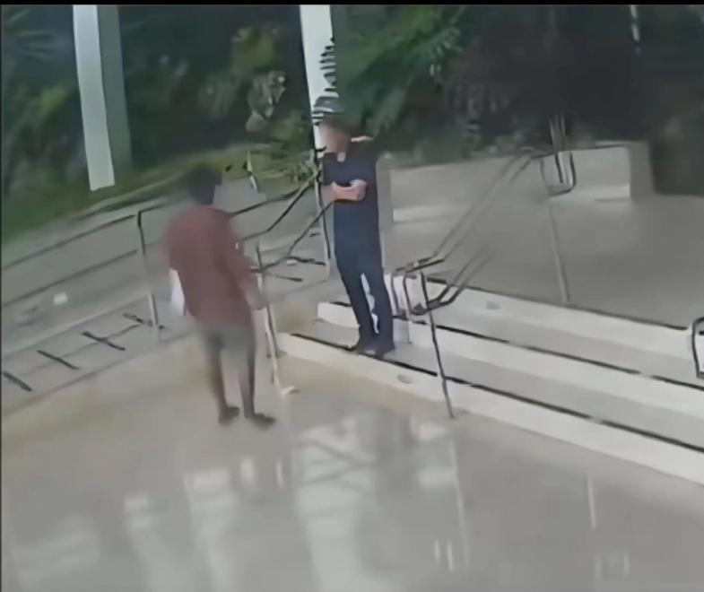 巴西清洁工苦等两年做完眼角膜手术被流浪汉一拳打瞎，他好不容易做完手术恢复视力，在