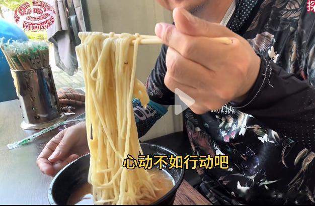 无人面馆
生意好吗？
苏州有一家
无人面馆
进去之后
没有老板
没有营业员
全流
