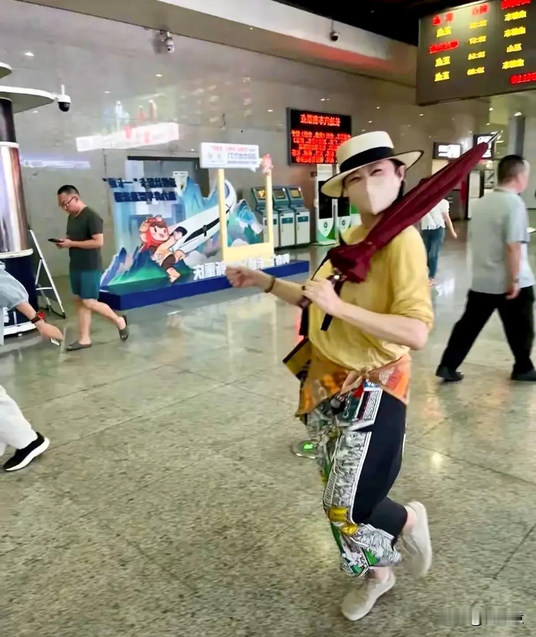 试想一下😄，口罩之下，究竟藏着哪位大美女的容颜？她年轻时，可是西方人眼中东方美