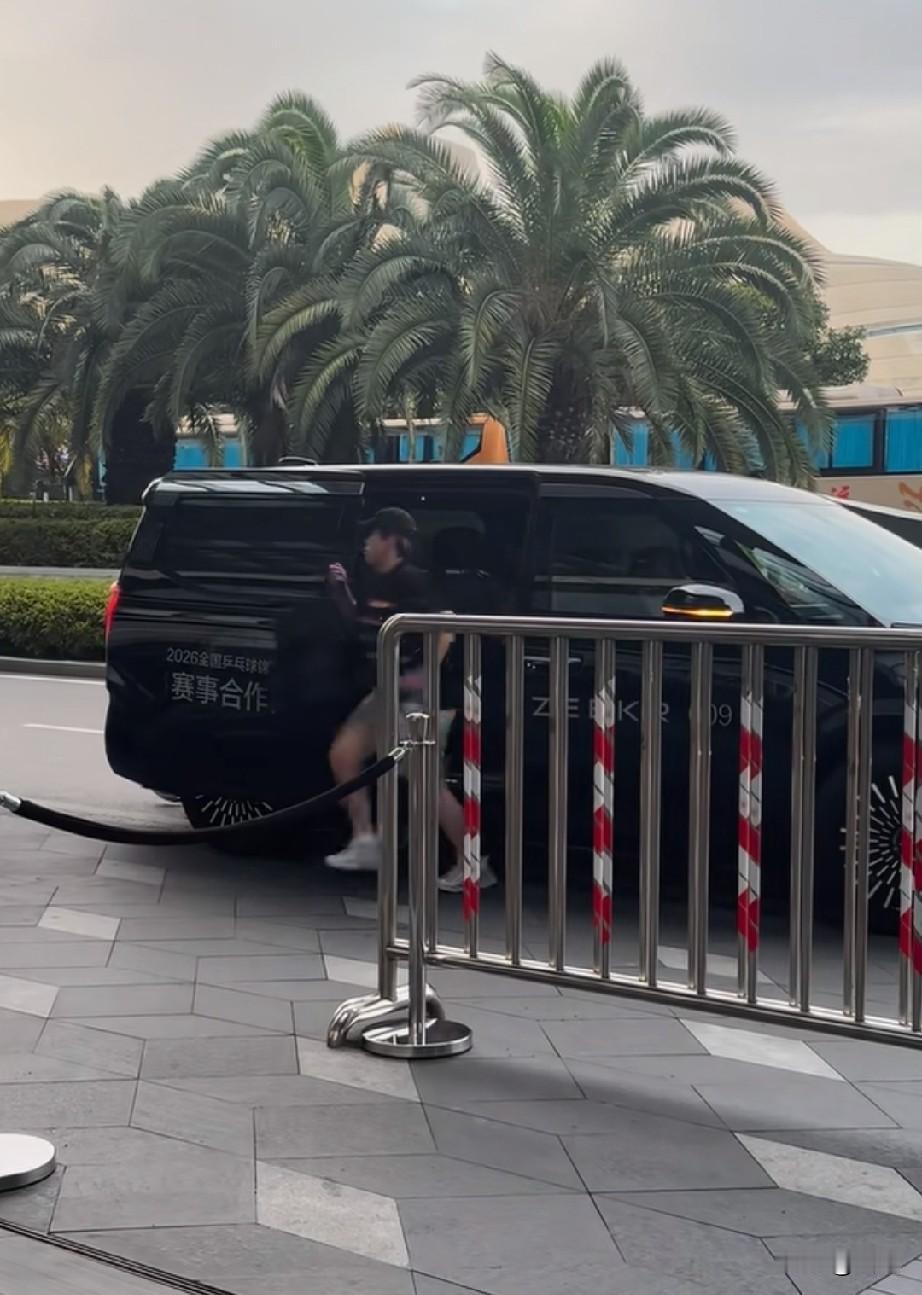 王艺迪昨天也到长沙了！

这次全锦赛大迪搭档石洵瑶打女双。搭档袁励岑打混双，大迪