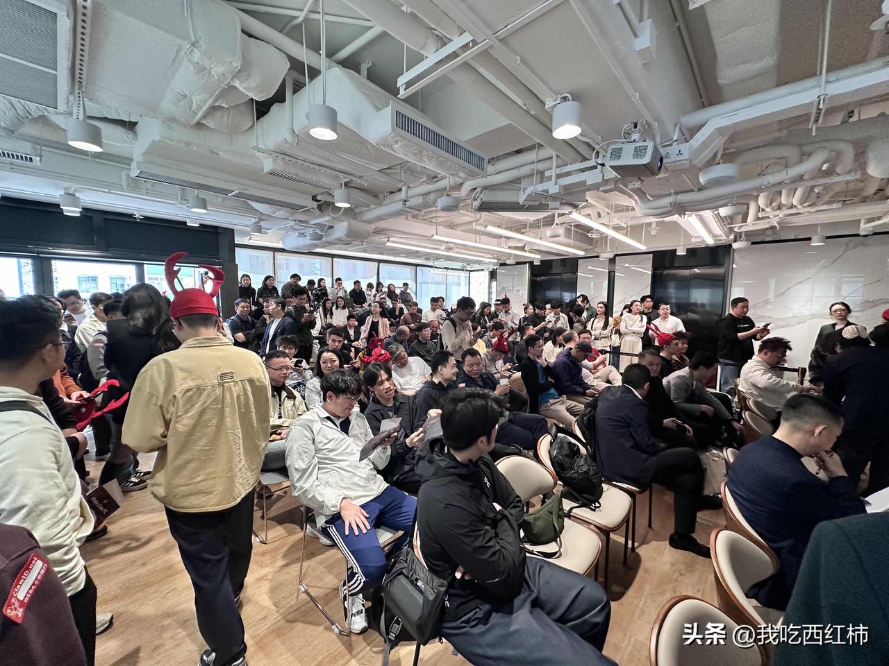 香港养龙虾现状
今天在香港线下参加养龙虾大会，纯属路过，听了两个多小时走了，去到