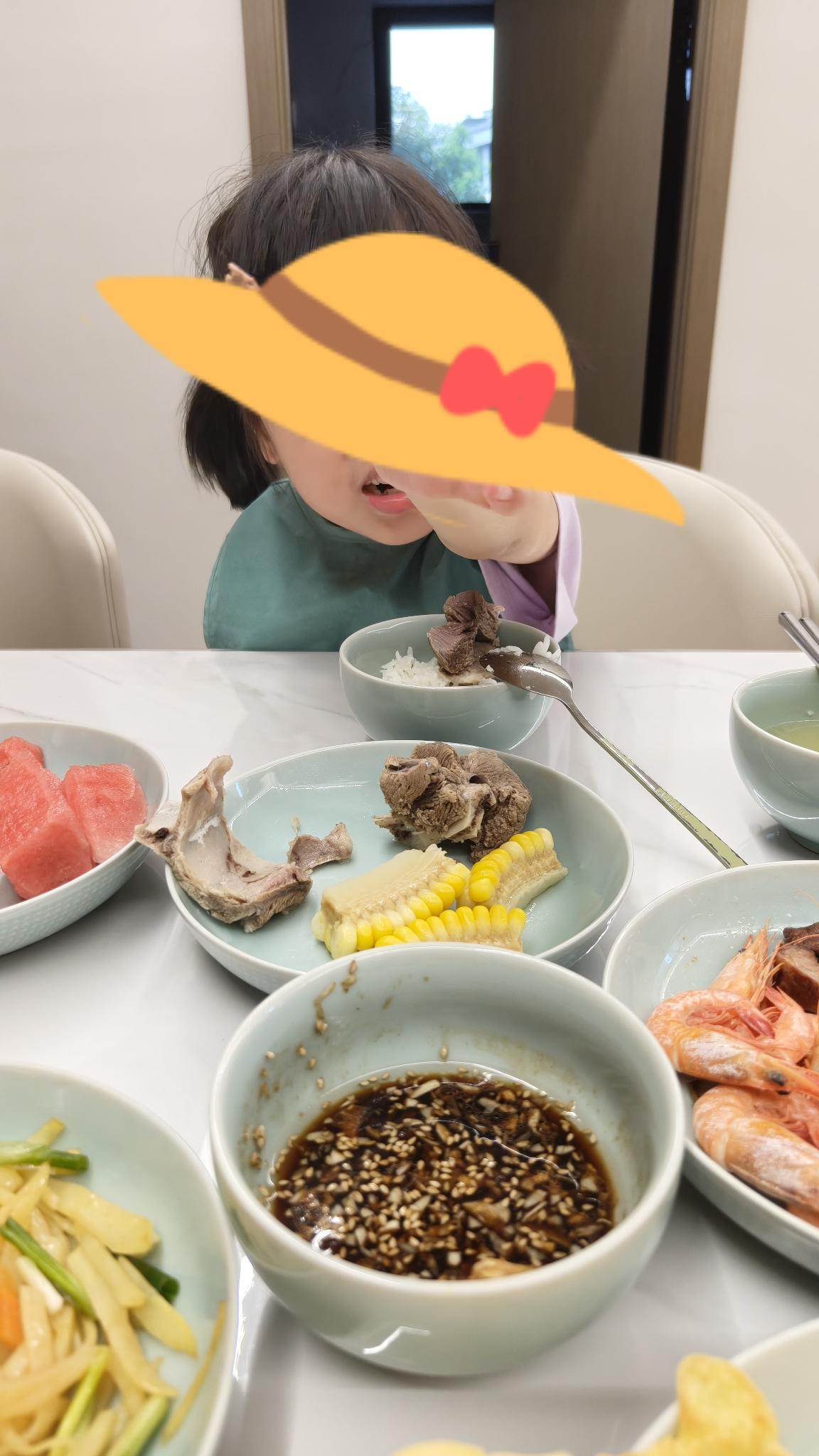 这件事让我愧疚到了极点。下午我正在厨房做饭，手机响了，是亲家母打来的，孙女接的电