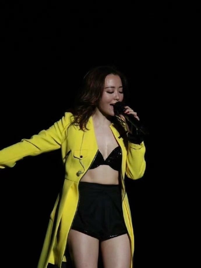 张靓颖演唱会也太敢穿了，荧光绿配短裤，这上衣像内衣一样 