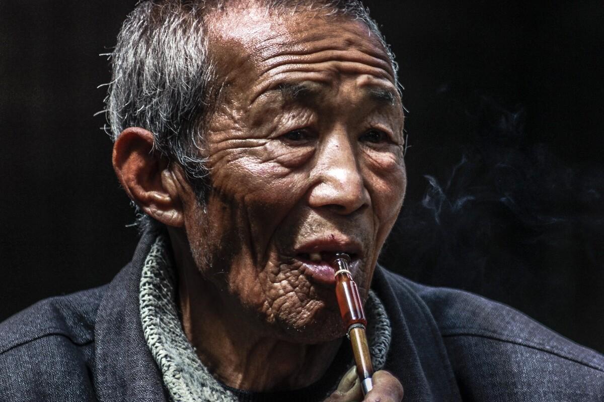 古往今来，智慧在民间流传，以下是从老一辈口中精选的15条人生箴言，它们如同明灯，