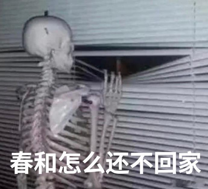 春日牛轧糖场景中，千玺与外婆不经意间嘴角泛起的紫色笑意，展现了他们演技的巅峰。两