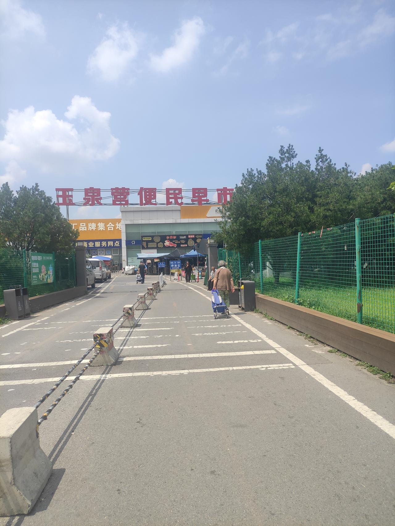 北京菜篮子是新发地批发市场，每过年的时候，都去新发地猪肉和综合大厅，买猪肉和鸡牛