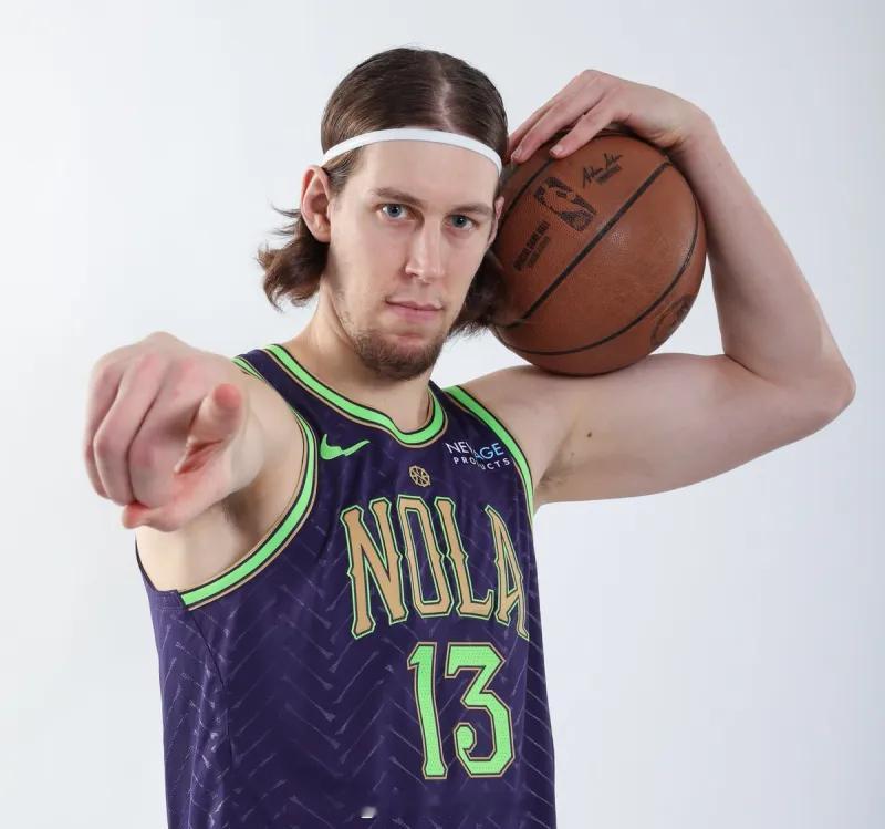 04月19日 NBA官方更新，晒出一张鹈鹕球员凯利-奥利尼克的照片并为其献上生日