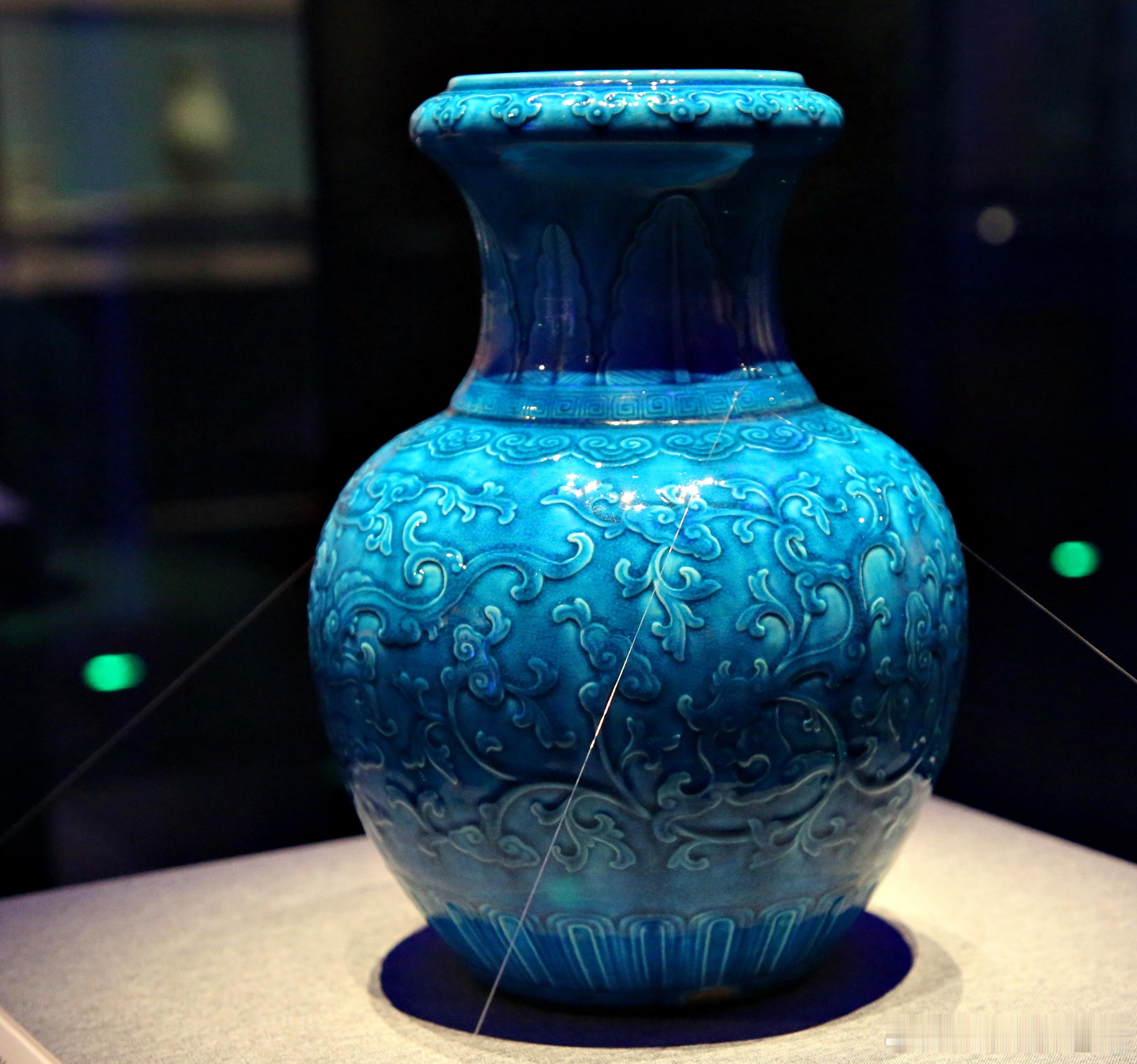 孔雀绿釉凸刻夔凤纹尊清雍正 （公元1723-1735年）故宫博物院藏这是一件仿古
