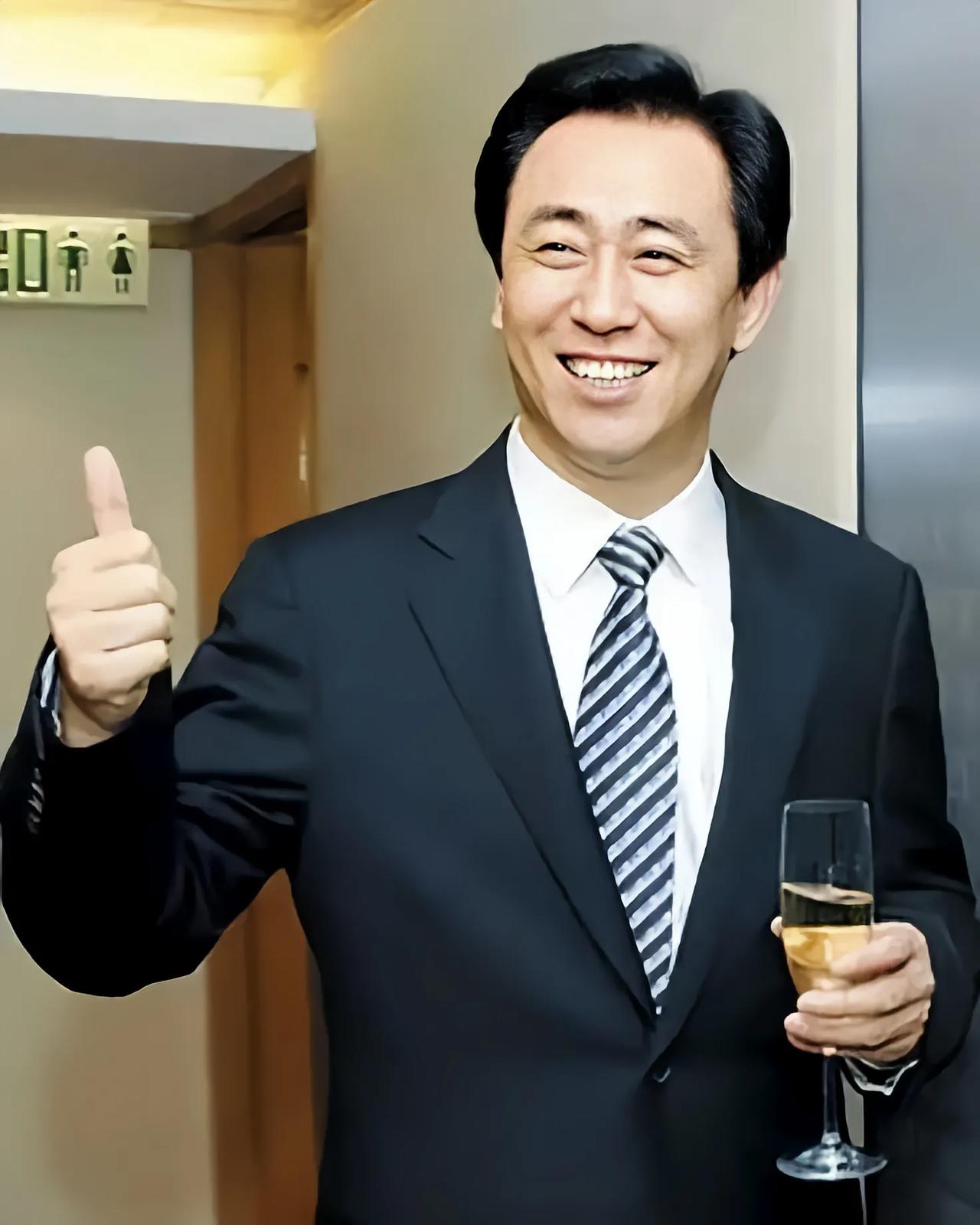 我国负债最多的15家房企排行榜：
第一名：恒大，负债总额高达24374亿元
第二