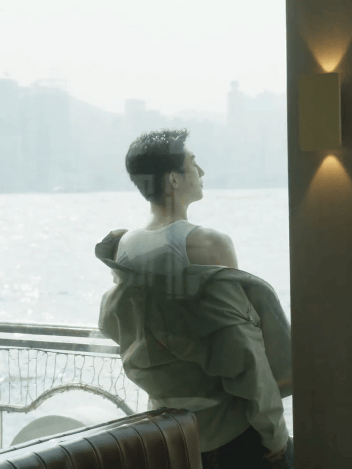 黄景瑜工作室在抖发了一则杂志侧拍，其中藏了1秒钟这个露出肌肉的镜头，这是什么偷拍