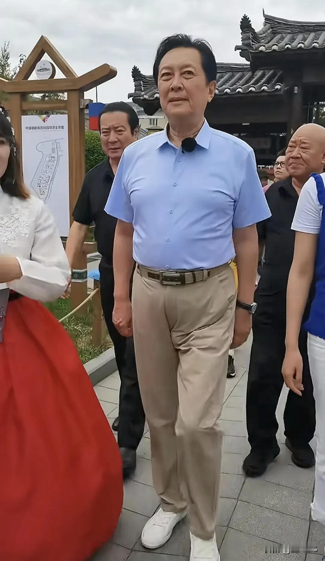 唐国强去年的穿裤（图三）问题今年重现（图一二）
一到夏天，这尴尬就没法避免吗？