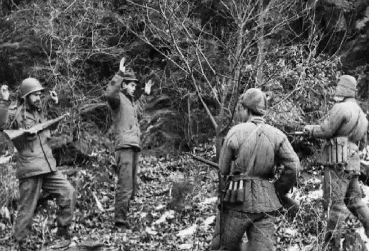 土耳其士兵看到志愿军战士董明德身材矮小，便起了杀心想弄死他，可他们怎么也想不到，
