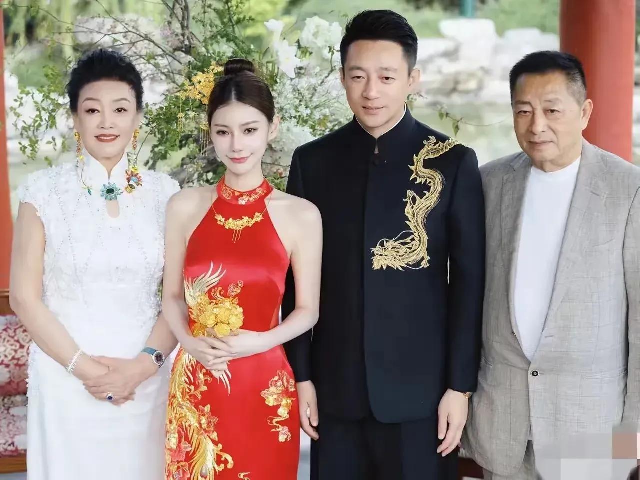 张兰与汪大爷同框了，两个人还穿了情侣款，

汪大爷西装里面的短袖是白色的，张兰穿