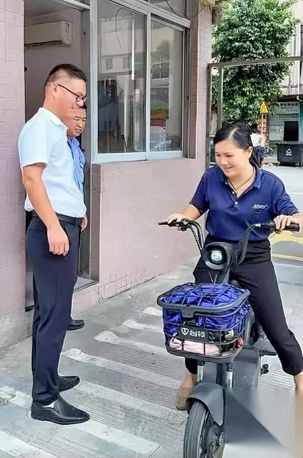上班迟到撞老板？

这姑娘居然笑着说“我迟到了”！

换别的老板早皱眉头，可东莞