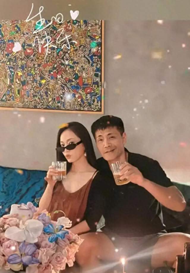 邵兵为老婆庆祝生日，张培保养年轻被赞气质漂亮，一家都是高颜值