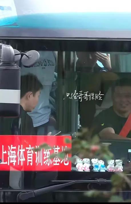 王楚钦怎么是在大巴车上站着的，不会是大巴车上没有座位了吧？
看着大巴车上的人满满