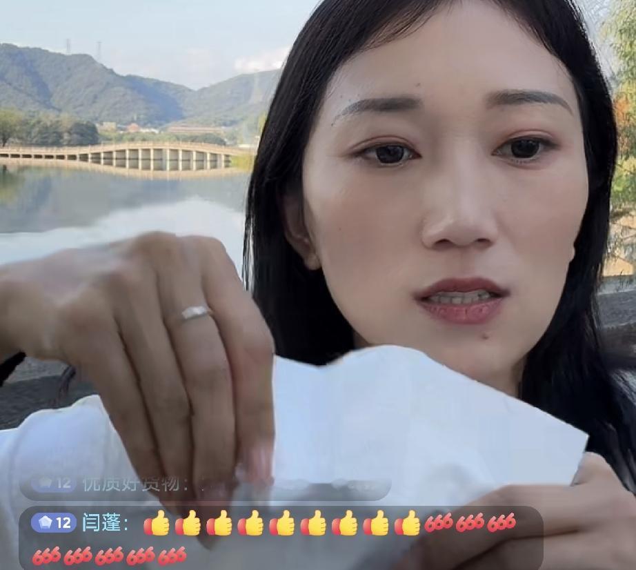 林丽今天开直播直播间在线800多人
网友对林丽前几天带货鞋子产生质疑
林丽现在开