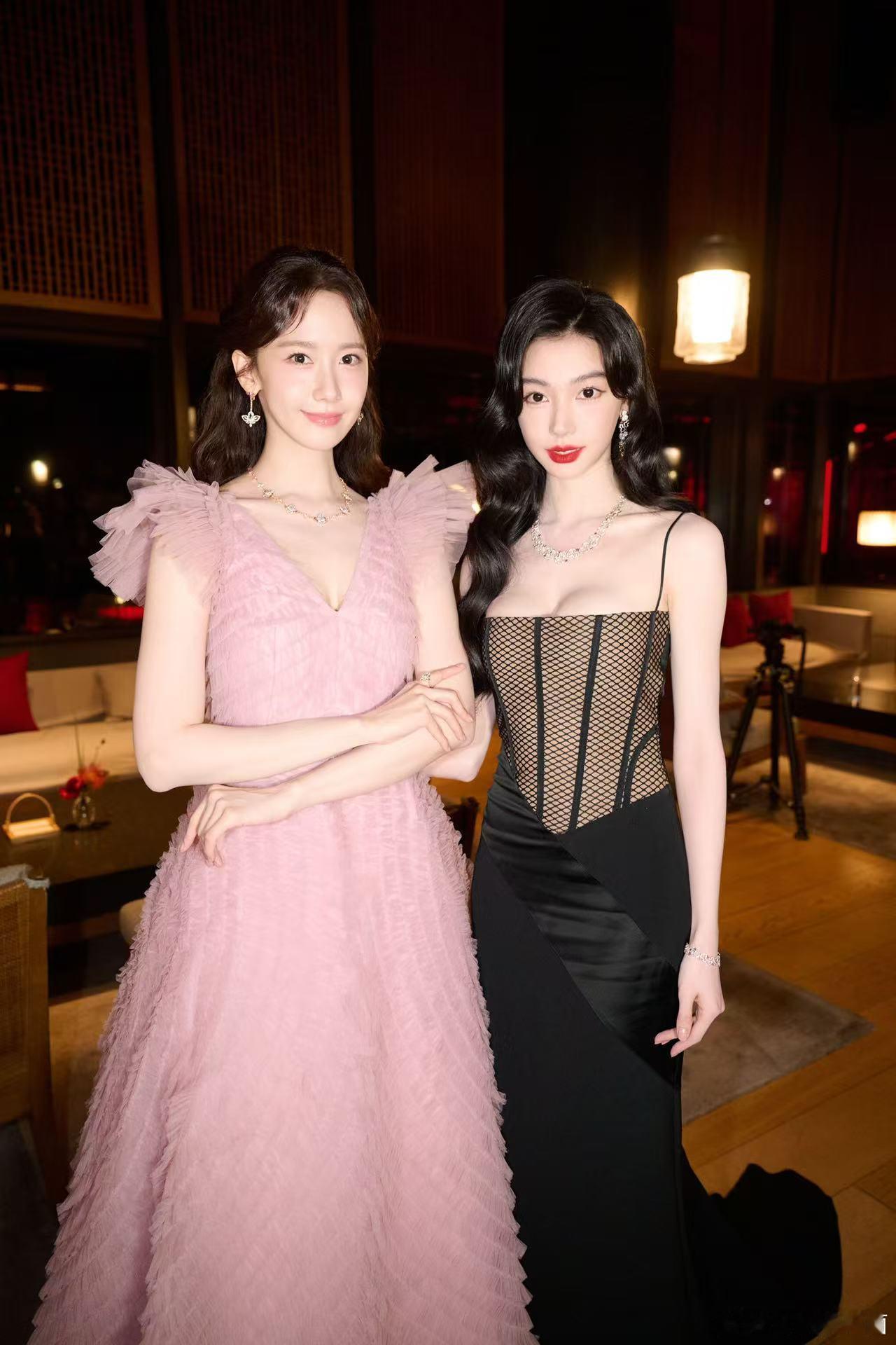 易梦玲林允儿合照易梦玲与林允儿同框合照，两位美女气质独特，令人惊艳。她们的相聚无