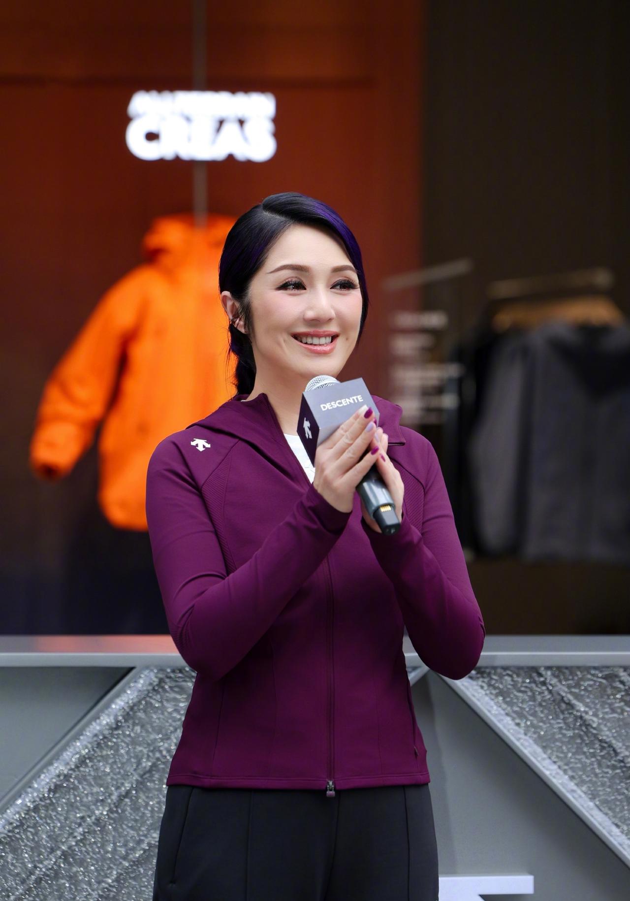 杨千嬅又到上海探店了……
她这一次的穿搭太适合中年女人了
紫色配黑色，神秘又高贵