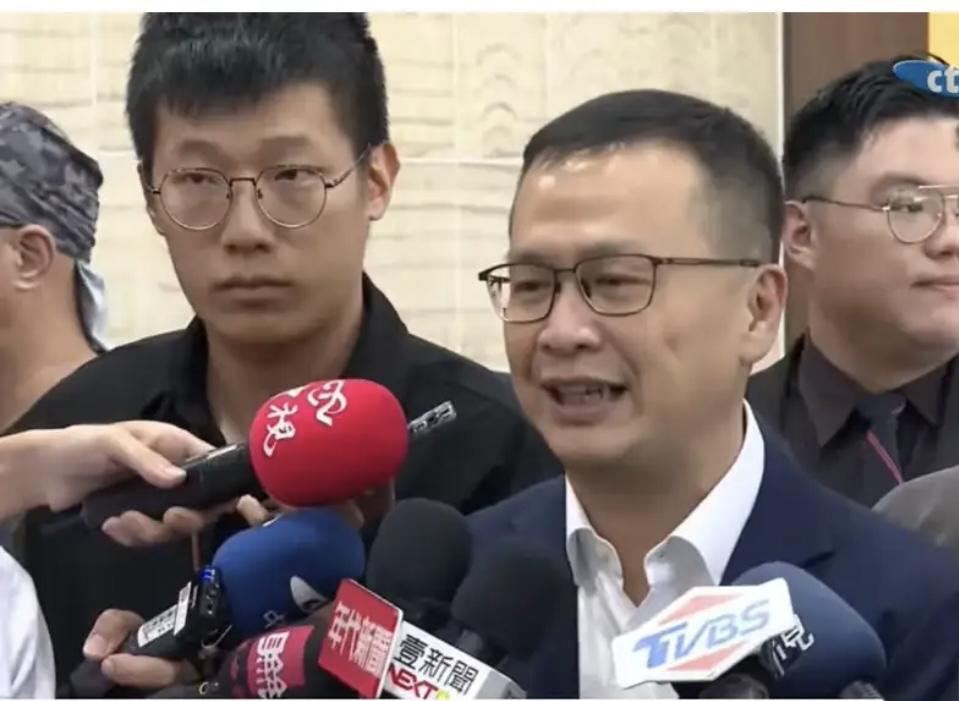 罗智强这招“以礼相邀”，国民党内要变天？

郝龙斌抛出当选后邀罗智强、郑丽文任副