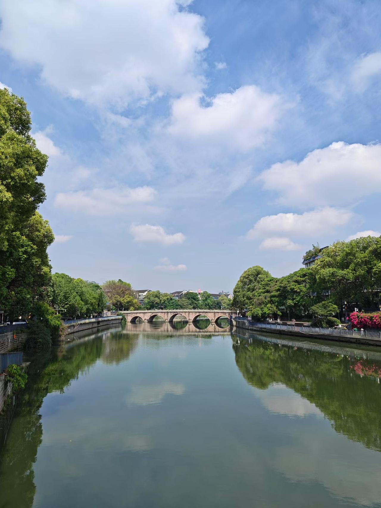 寒香渐少词消瘦
暖意初盈韵更稠。
解析：上联写花香渐淡、词句也随之清瘦，意境清冷