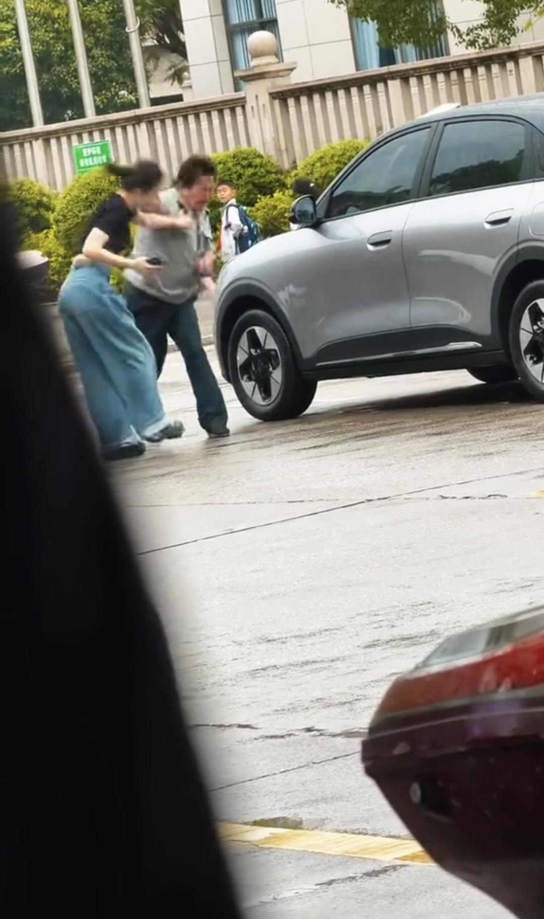 事情出现反转。

保安不仅要赔偿医疗费，还有可能面临刑事拘留，工作也丢了，真可谓