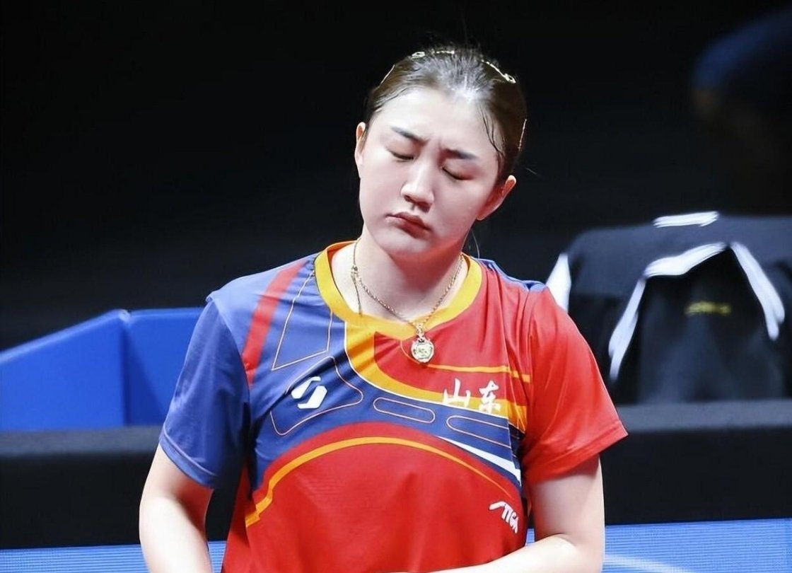 一个近9个月没有系统训练、几乎消失在赛场的奥运冠军，回归首秀就打了场“碾压局”。