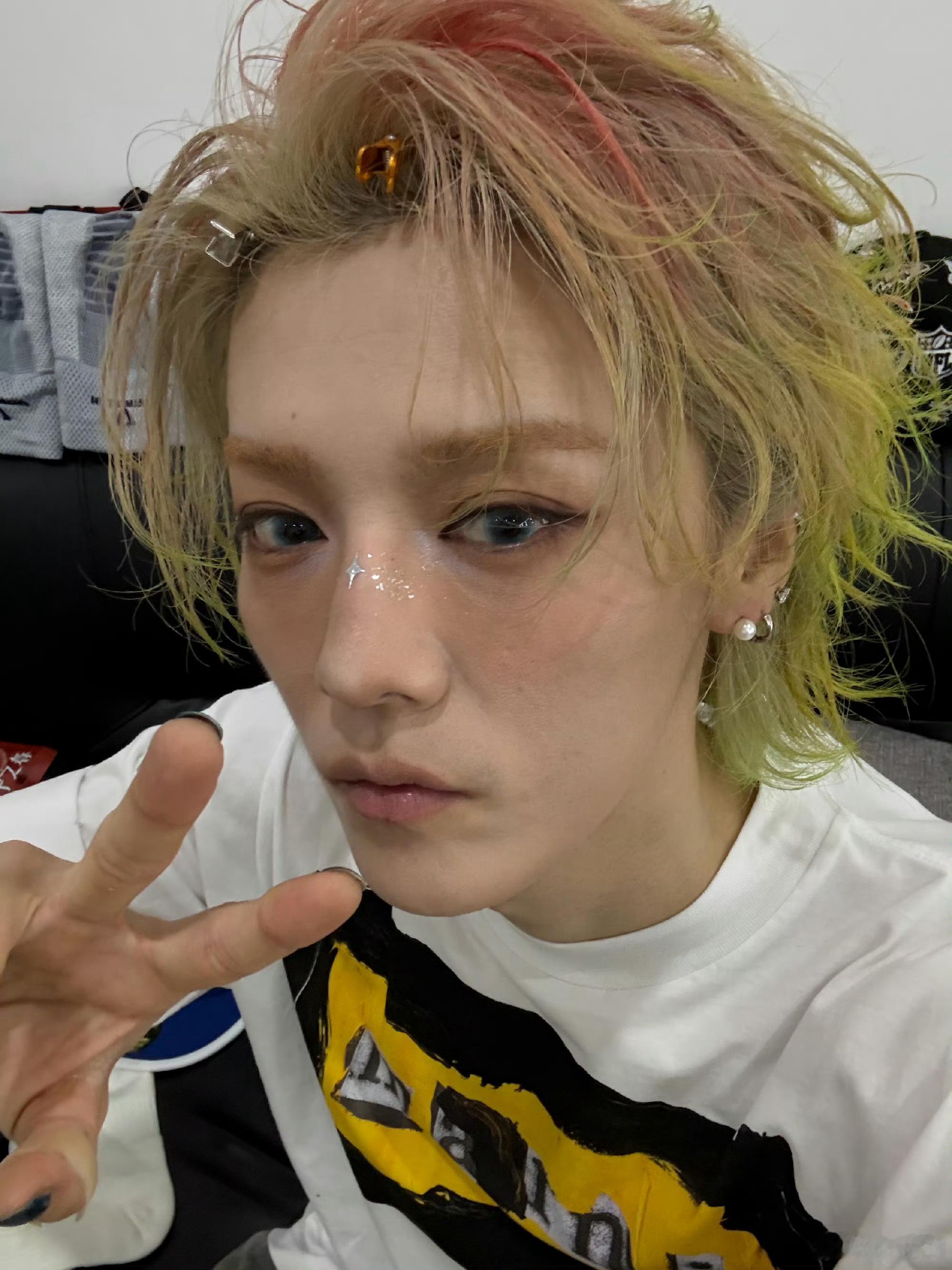 陆地cp这几年，鹿晗仅有的个人高位热搜，是直播违规被禁言，是被禁止关注，其余的都