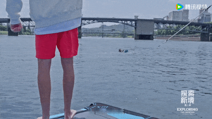 有一种速度叫王一博速度 王一博的学习速度令人赞叹，第一次滑水竟然就能做到单手触水