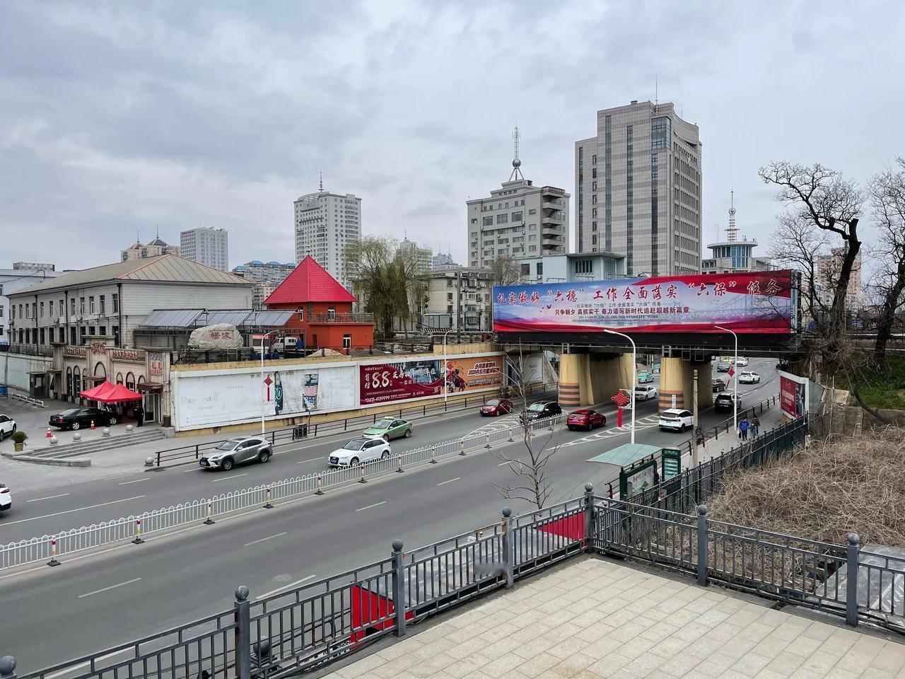 于海青：为何说抗美援朝纪念馆值得去学习？ 到了丹东一定要去断桥走走，然后鸭绿江畔