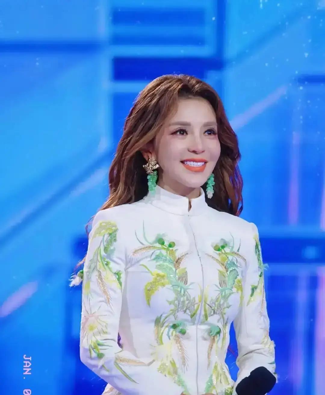 抬头0.5秒，全国观众没发现
 
朱迅每说三句话就抬一次头，不是忘词，是盯着头顶