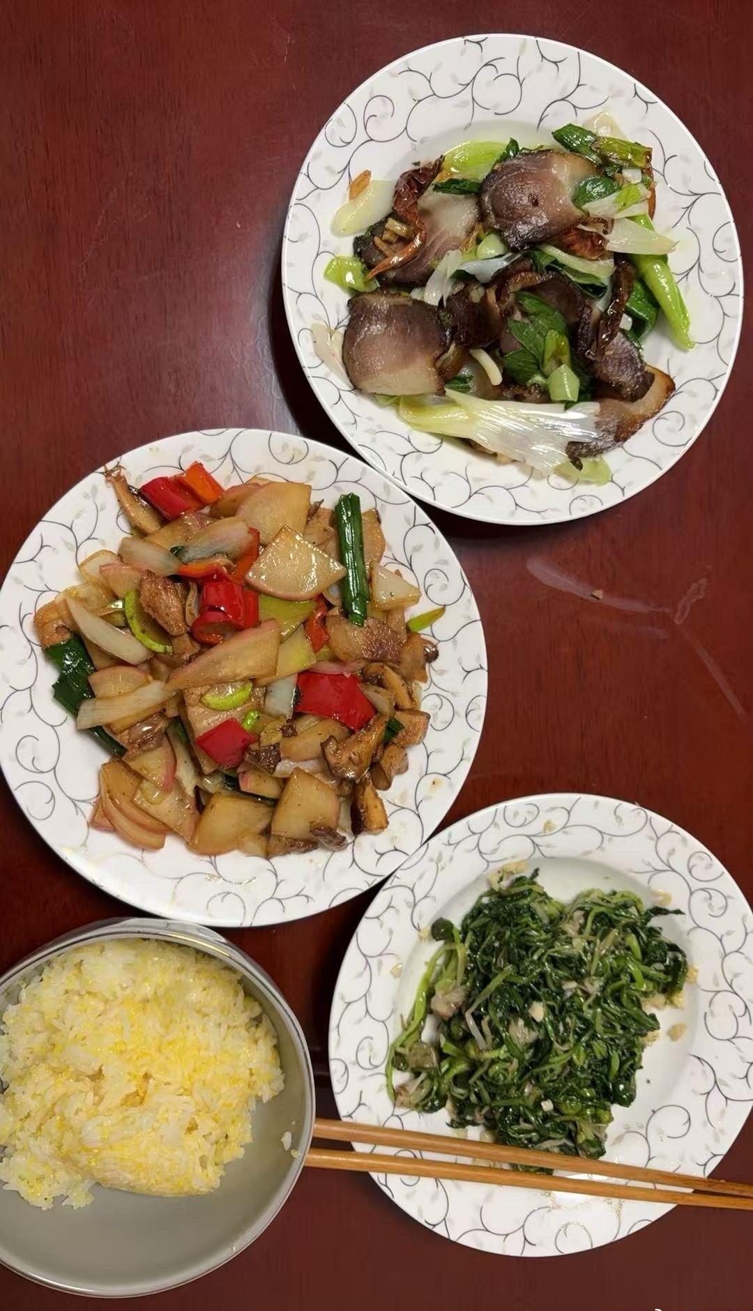 相亲就好好相，按规矩相。见面三分钟，握完手打完招呼，既不张罗着掼蛋，又不说先单独