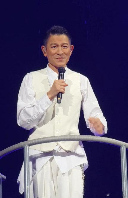 #刘德华说最重要的是做回华仔#刘德华，这位娱乐圈的常青树，用他的实际行动诠释了“