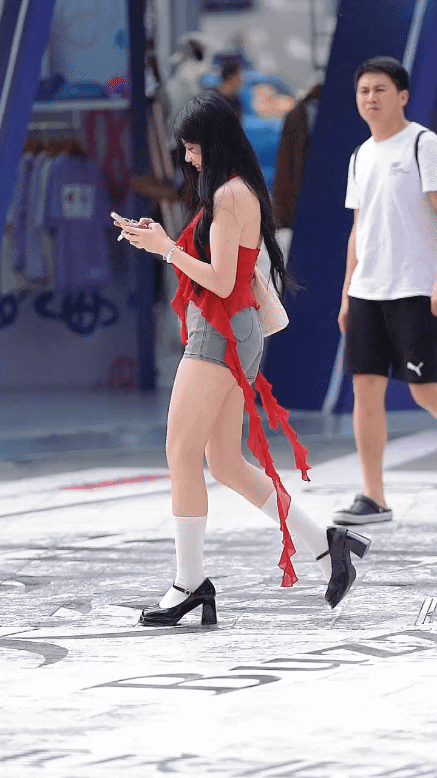 衣服真神奇，我们穿就是破烂，美女穿就是时尚。[捂脸]