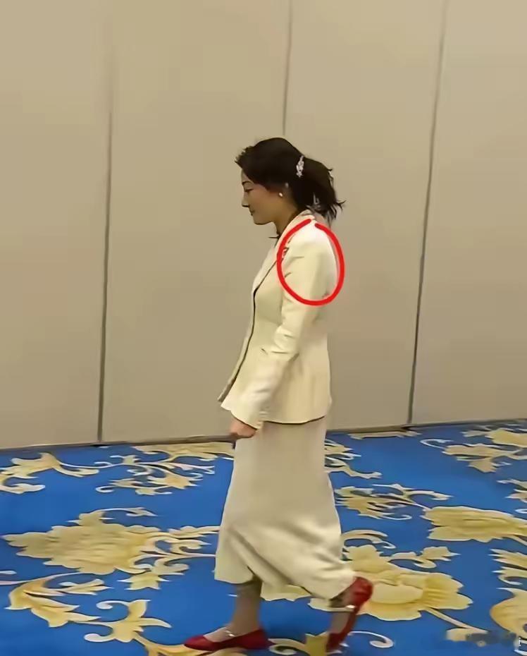 宗馥莉哪里都很好，但她有个缺点可能永远也改不了了，那就是她走路习惯性驼背。不少人