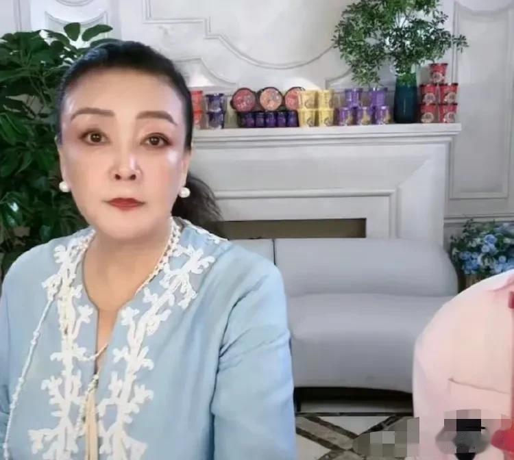 张兰的商业嗅觉，果真不容小觑。

黄子佼刚刚爆料大小S的猛料，张兰立刻开启直播，