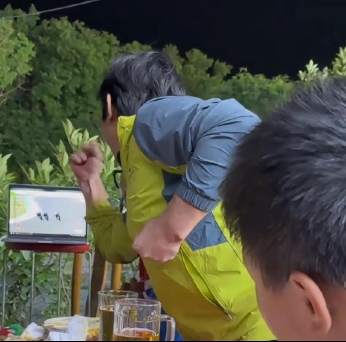 张雪机车车队拿世界冠军这事儿也太顶了，更戳人的是庆功场面，直接在咸阳街边烧烤摊豪