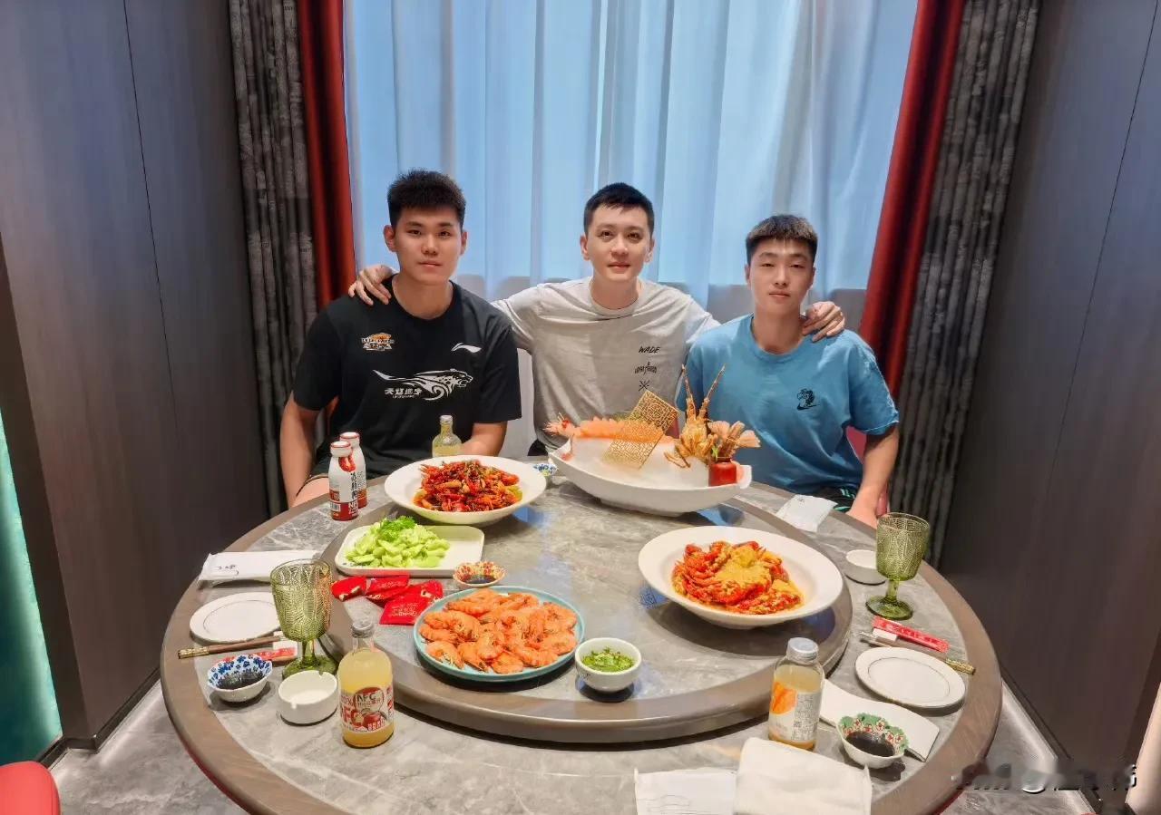 杨鸣晒出自己请张峻豪和黄秋实一起吃饭的合影，直言：“塞翁失马，焉知非福！”

杨