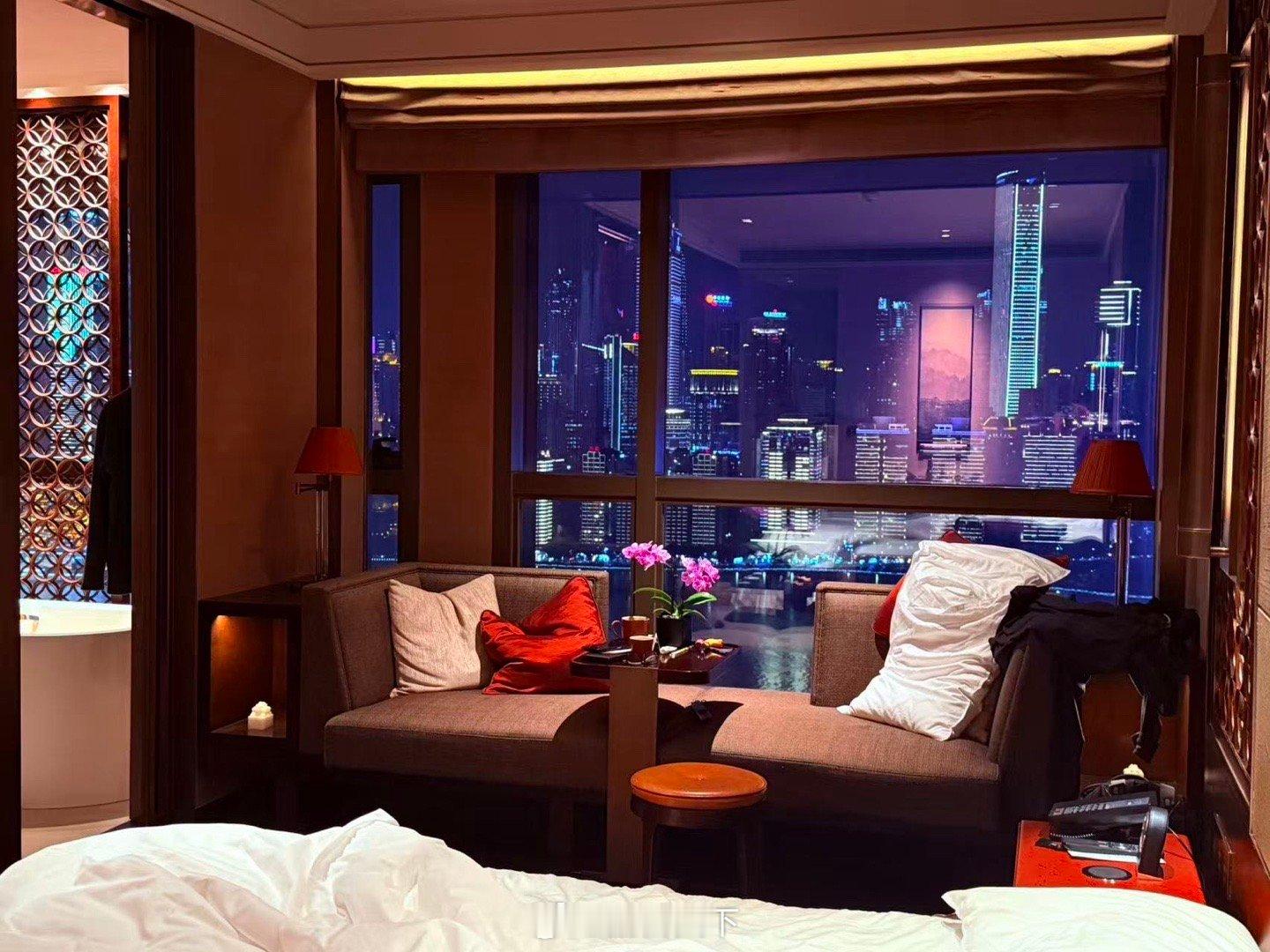 乖妈晚上泡玫瑰花浴时馋嘴吃蛙蛙🐸了，马上下单叫了外卖😂！快递送到后酒店保安送