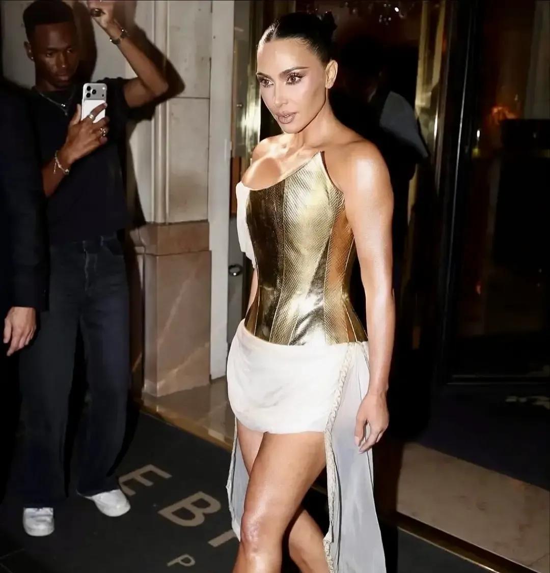 米兰时装周Prada秀场头排，金·卡戴珊携9岁女儿North West高调亮相，