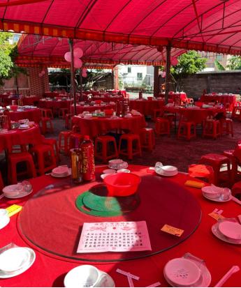 江苏连云港，退休老领导的儿子大婚，亲朋无人捧场，80名前同事赶来撑场面，每桌标准